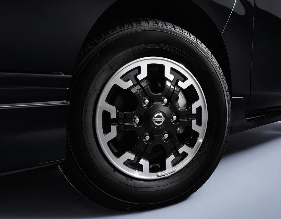 Колеса Nissan NV350 Caravan Premium GX Urban Chrome (E26) 2019 года  (фото 4 из 12)